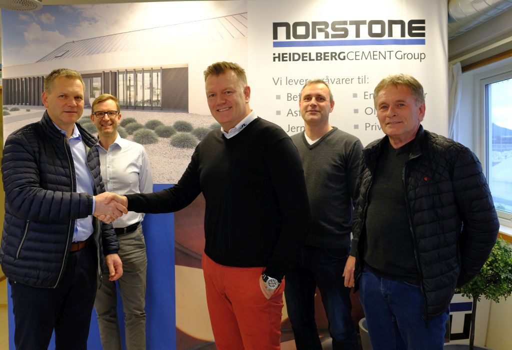 Fra venstre: Bjørn Ødegård - Chartering Manager / Eier Arriva Shipping AS, Lars Erik Marcussen - Befraktningsleder NorStone, Per Morten Helland - Adm. Direktør NorStone, Kjetil Friestad - Salgsingeniør NorStone, Geir Frafjord - Managing Director Arriva Chartering AS